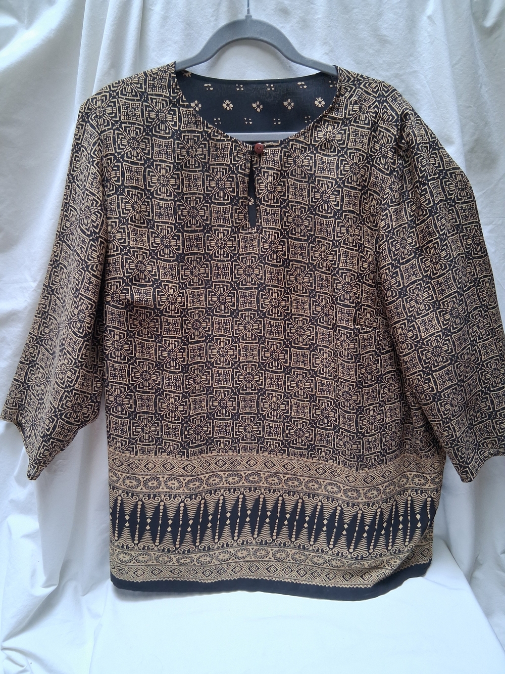 Liz Claiborne Black and Tan Reversible Geometric Tunic Top
